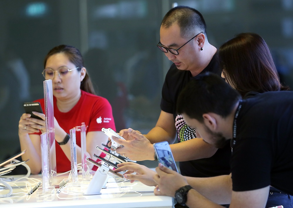 People trying out the newly launched iPhone XR, XS Max and XS at the SNS Network outlet in Ipoh October 26, 2018.