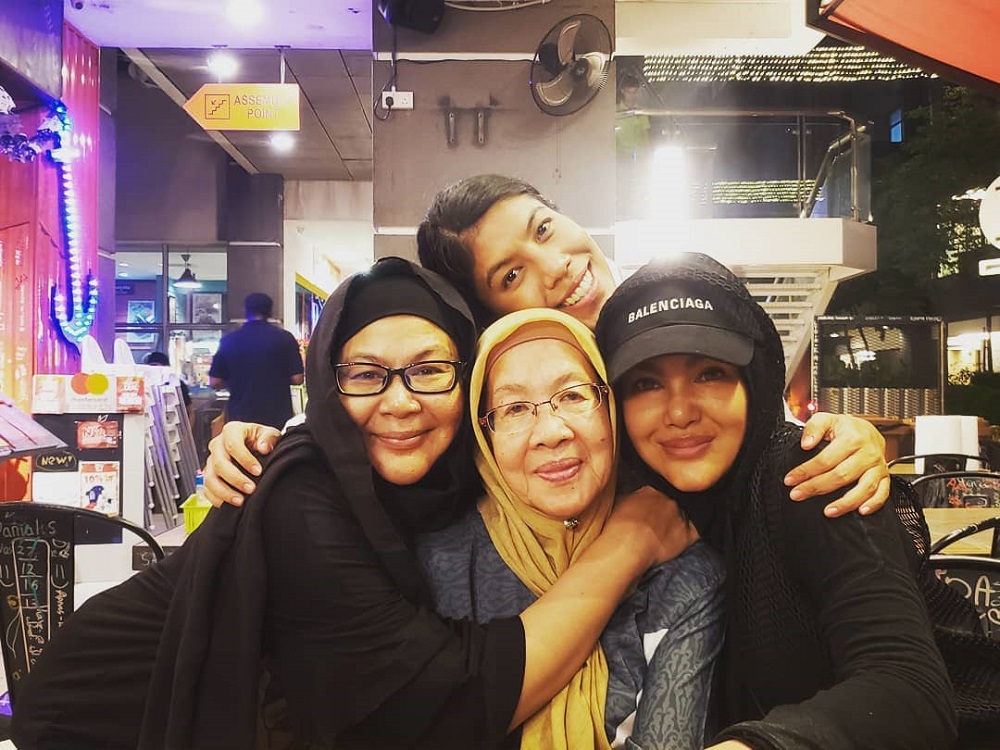 Erma Fatima (left) with her sisters Datin Seri Ummi Aida (right), Betty (rear) and their mother Asmah Mohd Ali. u00e2u20acu201d Picture via Instagram @ermafatima 