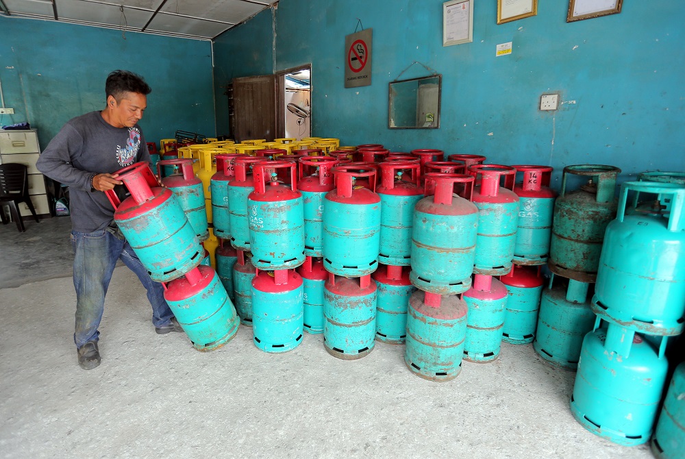 Ismail Abdul Rahman, who provides Gas Petronas home delivery services, arranges gas cylinders at his shop in Manjoi, Ipoh October 31, 2018. u00e2u20acu201d Picture by Farhan Najib