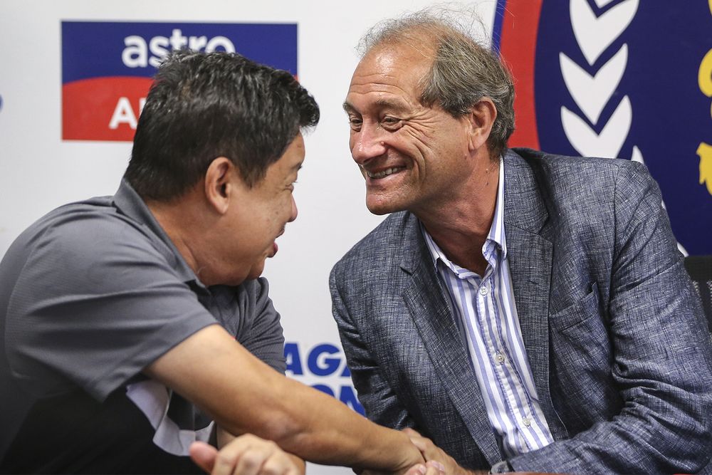 Malaysia menu00e2u20acu2122s National field hockey new coach, Roelant Oltmans (right) is greeted by former coach, Stephen Van Huizen (left) during a press conference at National Hockey Stadium, Bukit Jalil, October 1, 2018. u00e2u20acu201d Picture by Azneal Ishak