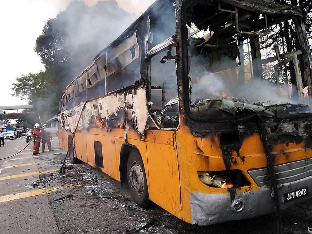 A firefighter from the Johor Baru Fire and Rescue Station attends to the incident at at KM17.1 Jalan Johor Baru-Ayer Hitam (city-bound), near Skudai October 2, 2018. u00e2u20acu201d Bernama pic
