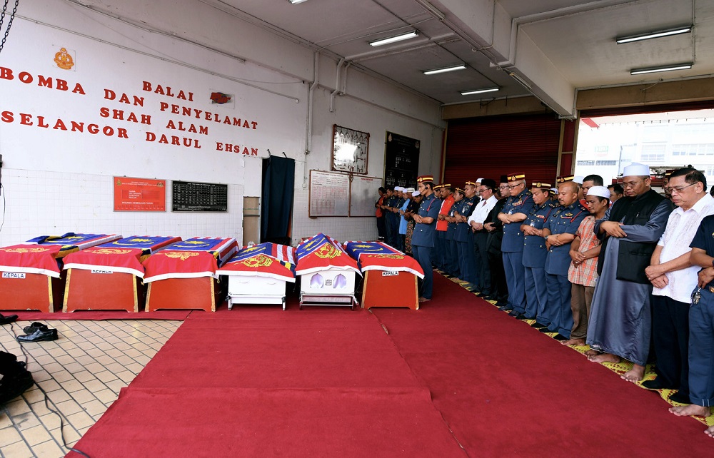Mohd Luqman Ramli dari unit agama bomba Putrajaya mengimami solat jenazah enam anggota di balai bomba dan penyelamat Shah Alam, 4 Oktober 2018. u00e2u20acu2022  Foto Bernama