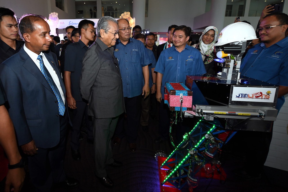 Tun Dr Mahathir Mohamad visits a booth at the 2018 Prime Ministeru00e2u20acu2122s Golden Hand Award in Kuala Lumpur October 4, 2018. u00e2u20acu201d Bernama pic