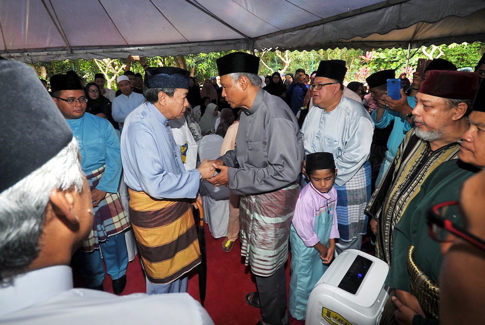 Sultan of Selangor Sultan Sharafuddin Idris Shah speaks to former IGP Tan Sri Musa Hassan at Tan Sri Hassan Azhariu00e2u20acu2122s funeral at the Shah Alam Royal Mausoleum October 7, 2018. u00e2u20acu201d Bernama pic