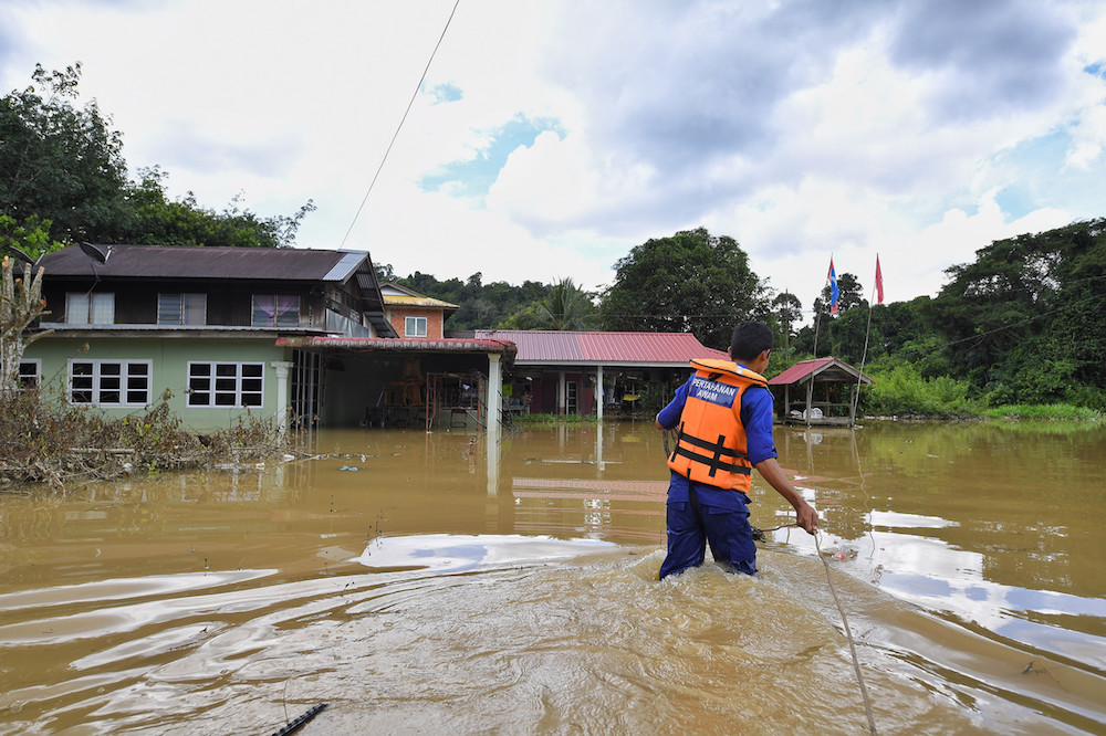 Kubang Pasu Civil Defence Force member Muhamad Safwan Safawi searches for flood victims in Kampung Lubuk Batu in Kubang Pasu, Jitra October 9, 2018. u00e2u20acu201d Bernama pic
