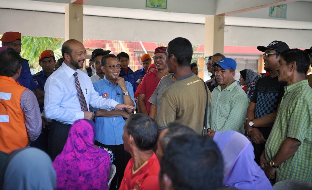 Kedah Mentri Besar Datuk Seri Mukhriz Mahathir visits flood victims at the relief centre in SK Titi Gajah in Alor Setar October 10, 2018. u00e2u20acu201d Bernama pic
