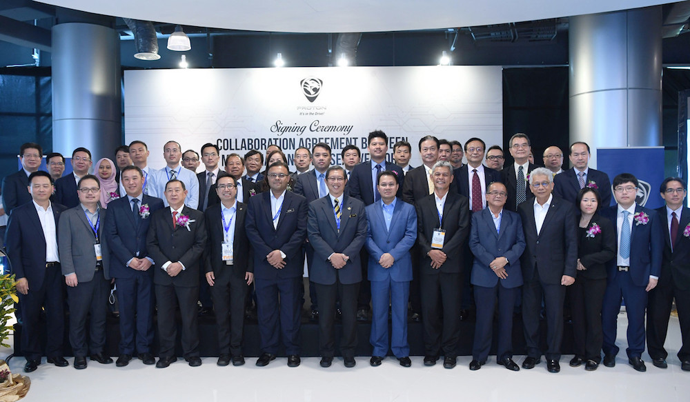 State Investment and Corridor Development Committee Chairman Datuk Seri Mohammad Nizar Jamaluddin poses for pictures with local and foreign vendors in Proton City, Tanjung Malim October 10, 2018. u00e2u20acu201d Bernama pic