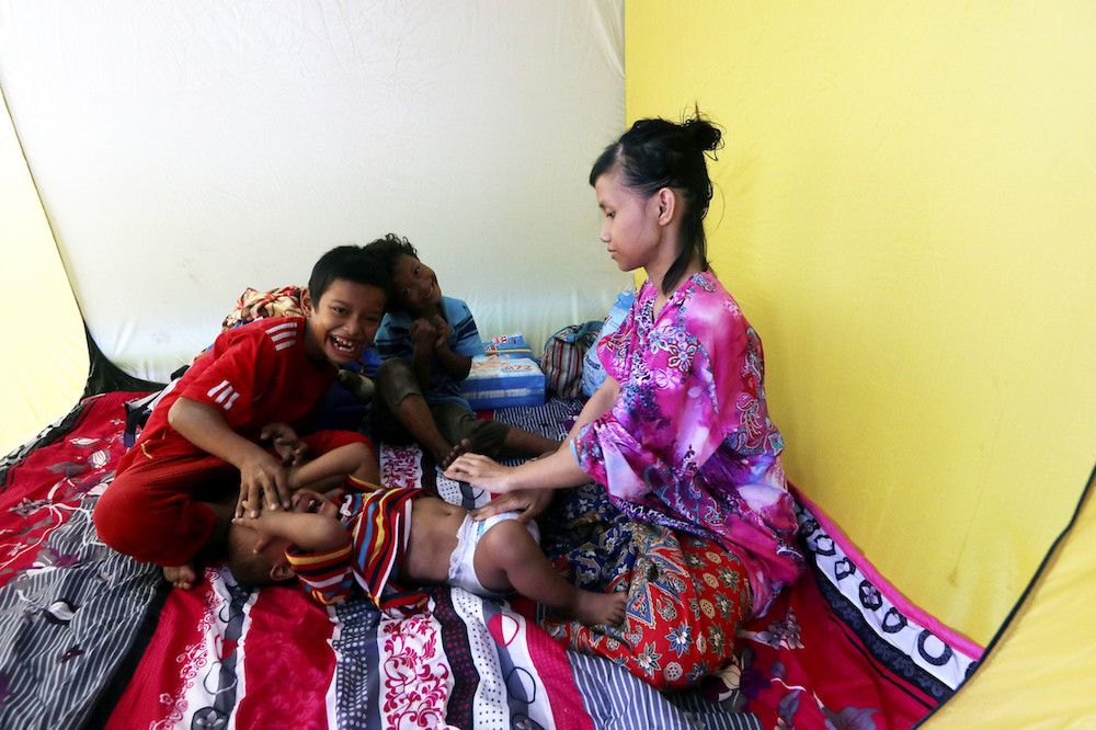 Evacuees seek shelter at Sekolah Menenggah Seri Bemban in Jasin October 12, 2018. u00e2u20acu201d Bernama pic