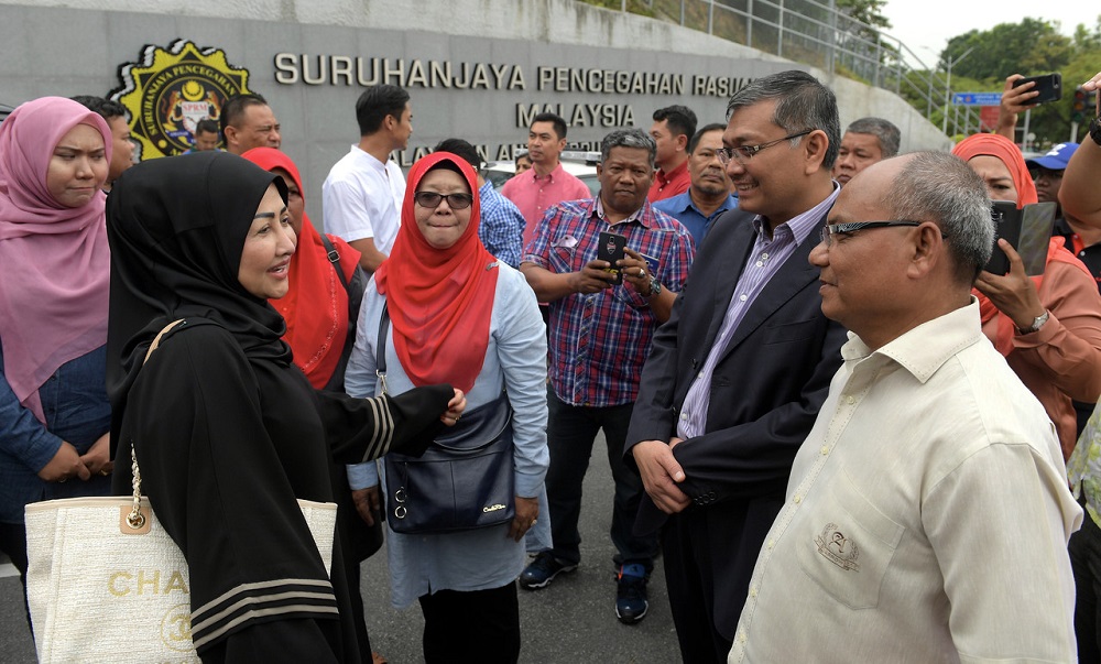 Isteri Presiden Umno Datin Seri Hamidah Khamis (dua, kiri) bersama penyokong-penyokong hadir ke perkarangan Ibu Pejabat SPRM, 18 Oktober 2018. u00e2u20acu201d Foto Bernama