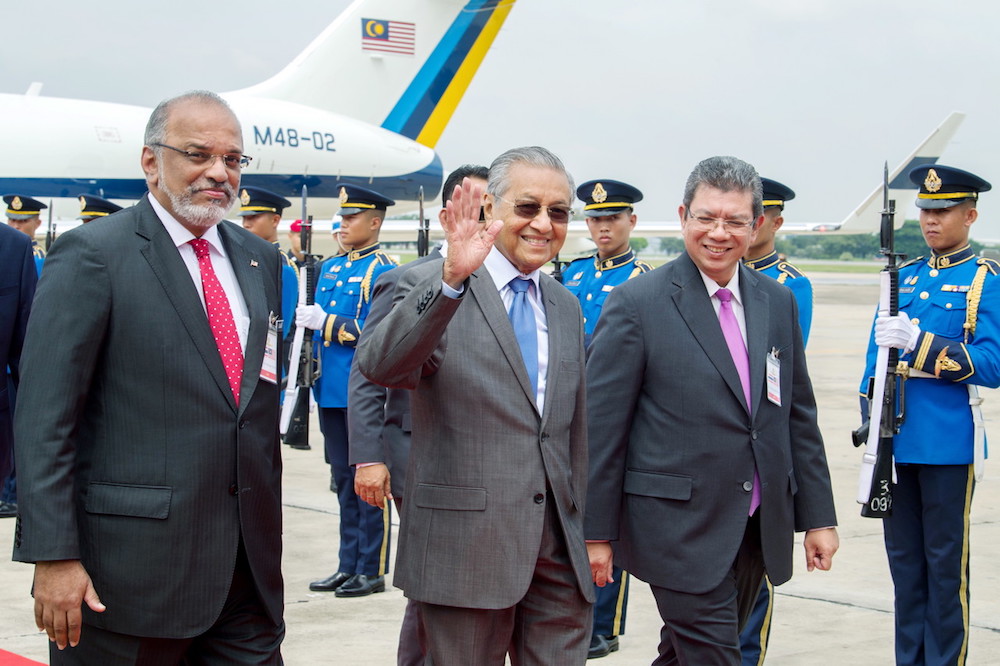 Tun Dr Mahathir Mohamad waves as he arrives in Bangkok October 24, 2018, to begin his official visit to Thailand. u00e2u20acu201d Bernama pic