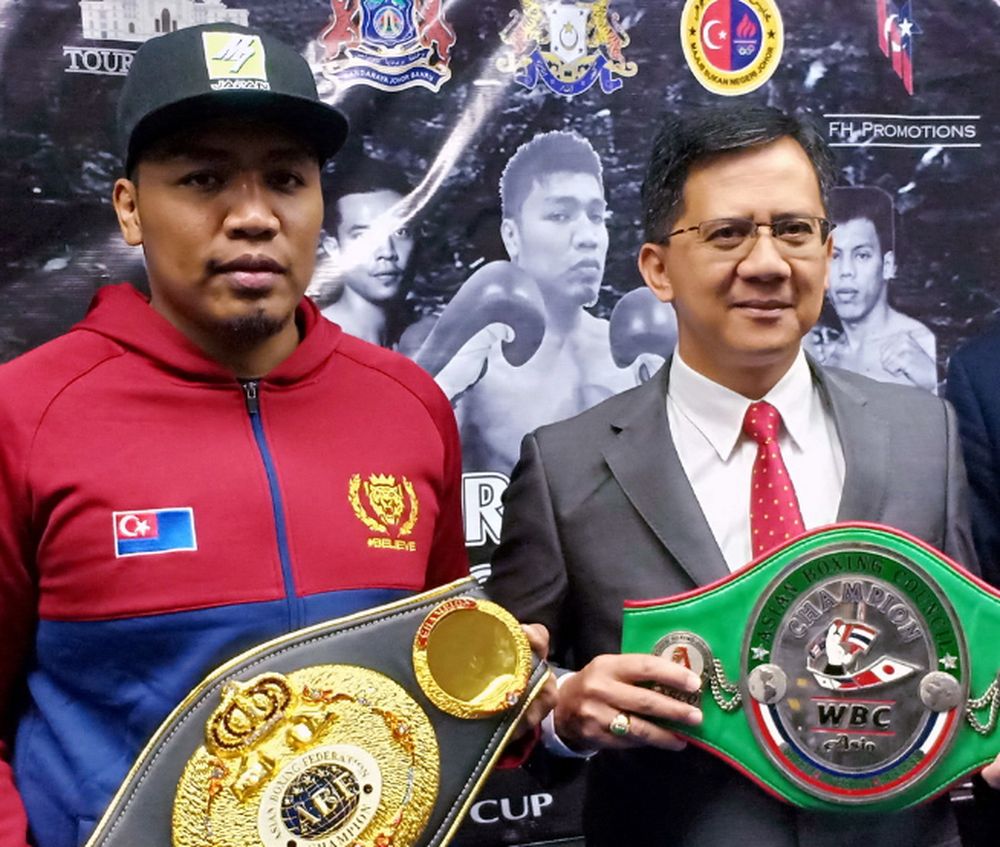 Boxing champion Muhammad Farkhan Haron (left) with Johor Baru Mayor Amran A.Rahman, showing off the belt of the WBC Lightweight and Asian Boxing Federation (ABF) Cruiserweight Championship, in Johor Baru, October 17, 2018. u00e2u20acu201d Bernama pic