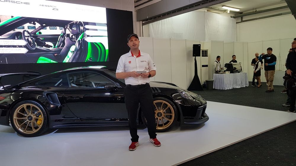 Chris Hunter, new CEO of SDA presenting the 911 GT3 RS to their owners.