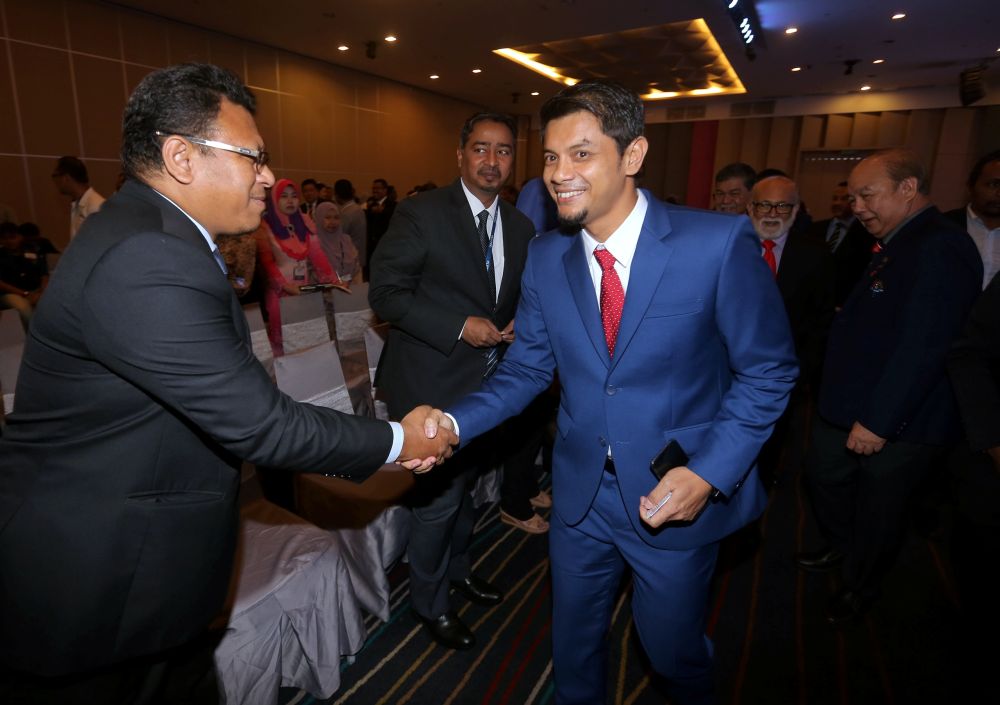 Hasnul greets guests at the Asia Pacific Digital Technology Symposium 2018 and International Digital Technology Exhibition 2018 in Ipoh October 3, 2018. u00e2u20acu2022 Picture by Farhan Najib