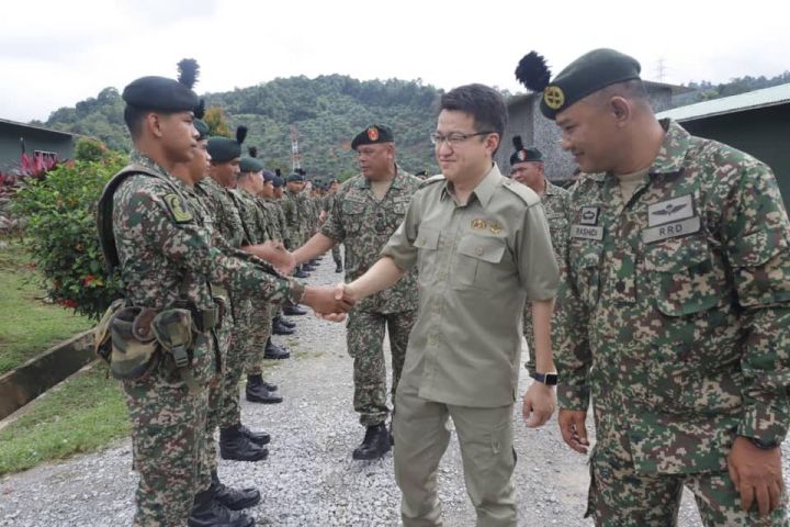 Jaringan Melayu Malaysia president Datuk Azwanddin Hamzah had alleged that  Deputy Defence Minister Senator Liew Chin Tong intentionally wore a ‘communist uniform’ to a military event. — Picture from Facebook/ Liew Chin Tong