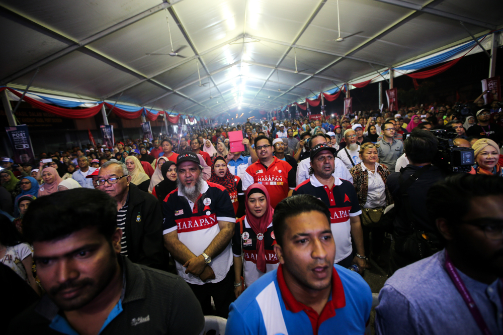 Pakatan Harapan supporters gather in Port Dickson for the by-election October 13, 2018. u00e2u20acu201d Picture by Ahmad Zamzahuri