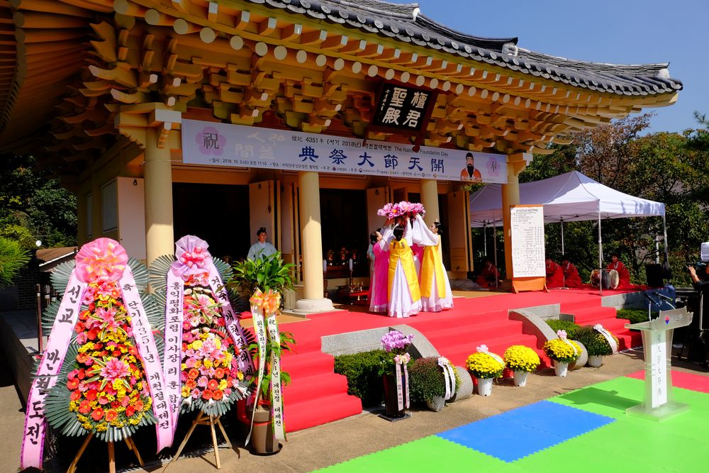South Koreans celebrate Foundation Day on a holiday that honours the traditional founding of the first unified Korean kingdom by the mythical King Dangun in 2333 BCE, in Seoul, October 3, 2018. — Reuters pic