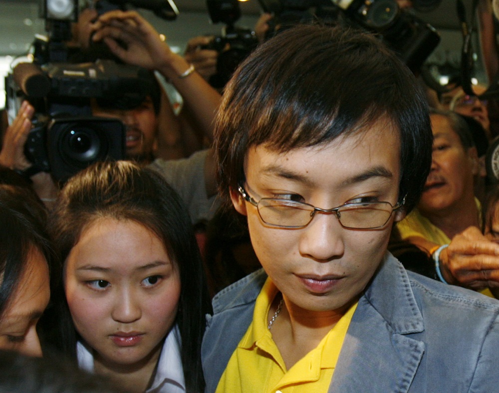 Panthongtae Shinawatra, son of deposed Thai Prime Minister Thaksin Shinawatra, makes his way through a crowd of journalists at a government office in Bangkok January 10, 2007. u00e2u20acu201d Reuters pic