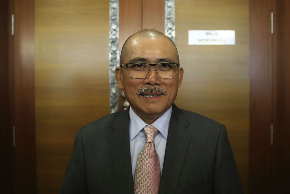 Datuk Seri Dr Ronald Kiandee speaks to reporters at Parliament in Kuala Lumpur October 23, 2018. u00e2u20acu201d Picture by Yusof Mat Isa