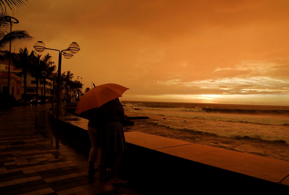 People look at the sea along the Mazatlan boardwalk as Hurricane Willa approaches the Pacific beach resort, Mexico October 23, 2018. u00e2u20acu201d Reuters pic