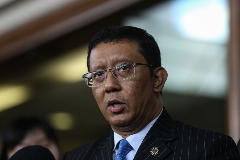 Datuk Shaharudin Ali speaks to reporters outside the Kuala Lumpur High Court October 25, 2018. u00e2u20acu201d Picture by Ahmad Zamzahuri
