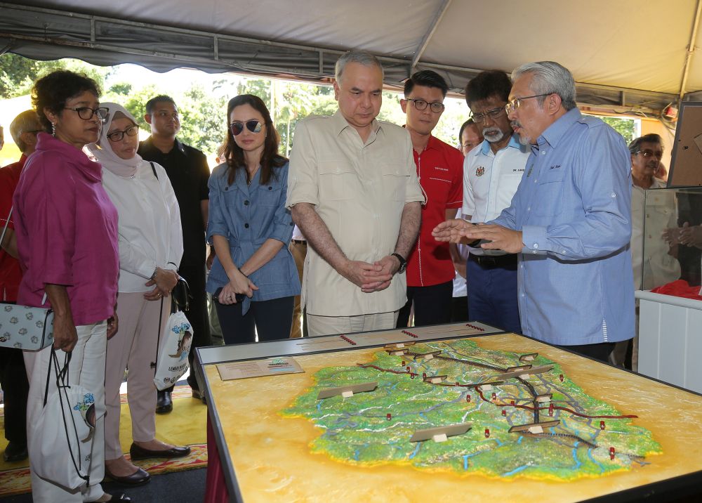 Peraku00e2u20acu2122s Sultan Nazrin Muizzuddin (centre) looks at a map of Kinta Valley at the Gunung Lang Recreational Park October 25, 2018. u00e2u20acu201d Picture by Marcus Pheong