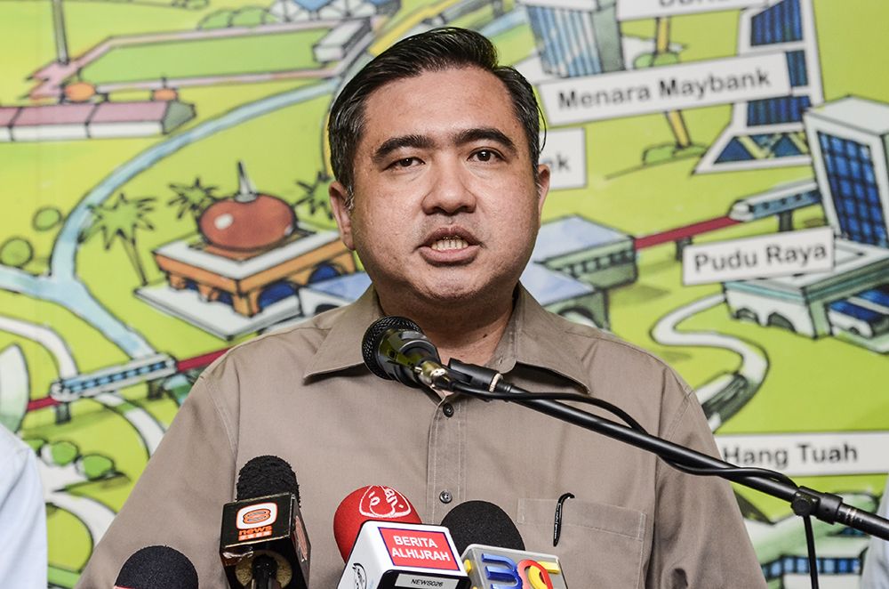 Transport Minister Anthony Loke  speaks to reporters during a press conference after visiting the Kelana Jaya Line LRT Operation Control Centre in Kelana Jaya October 1,2018.u00e2u20acu201d Picture by Miera Zulyana