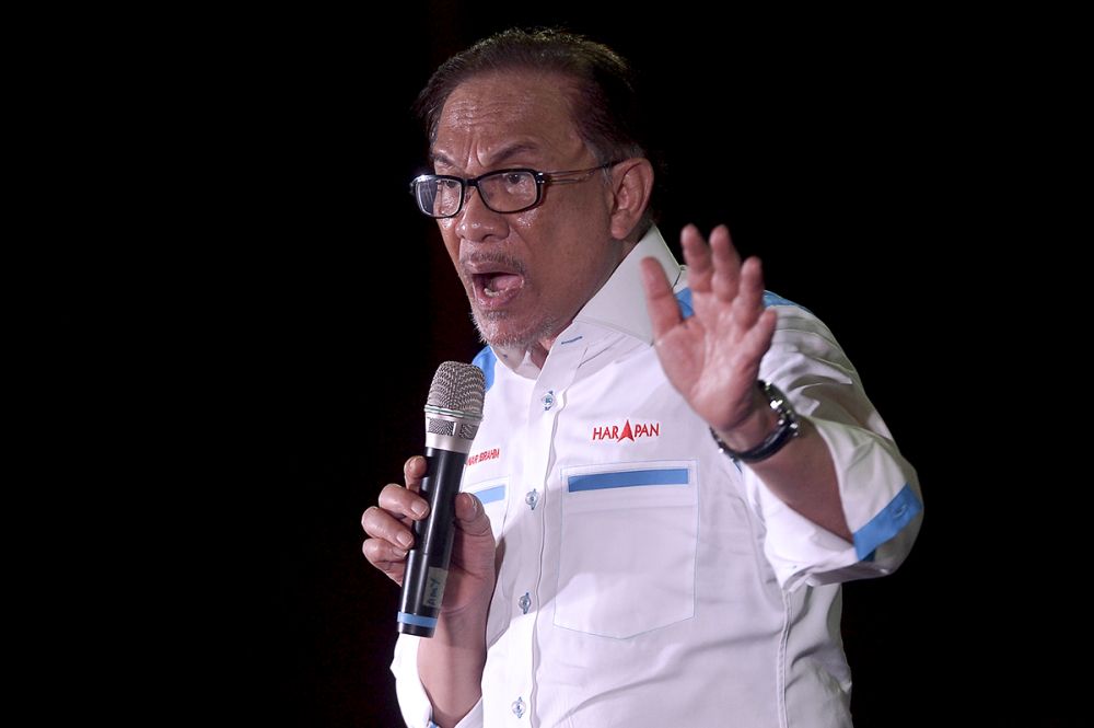Datuk Seri Anwar Ibrahim speaks during a ceramah in Lukut during his election campaign in Port Dickson September 30, 2018. u00e2u20acu201d Picture by Mukhriz Hazim