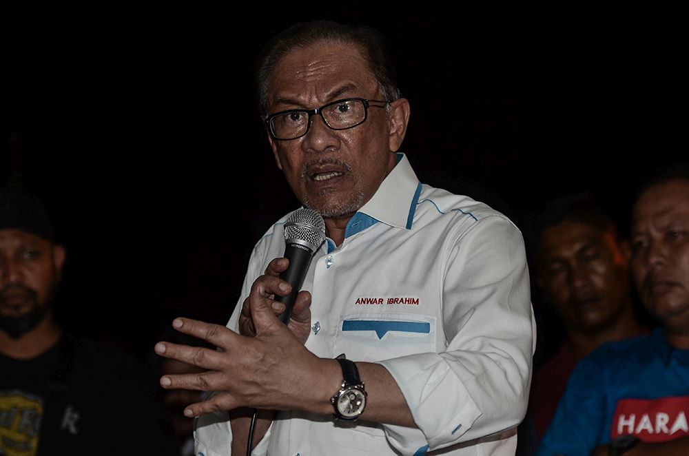 Datuk Seri Anwar Ibrahim gives a speech during a ceramah in Taman Desa Si Rusa in Port Dickson on October 03, 2018. u00e2u20acu201d Picture by Miera Zulyana
