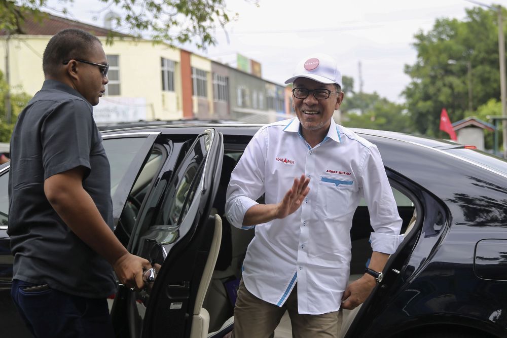 Datuk Seri Anwar Ibrahim is pictured during a walkabout in Port Dickson October 11, 2018. u00e2u20acu201d Picture by Yusof Mat Isa