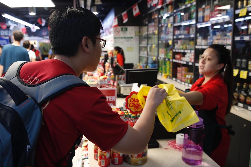 Ng said that the issue of plastic waste has reached a turning point and recommended that consumers be charged for all single-use shopping bags regardless of their material. u00e2u20acu201d Najeer Yusof/TODAY pic