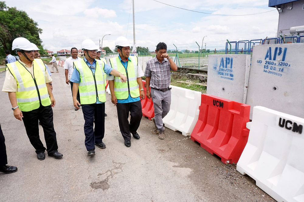 Mohd Anuar Mohd Tahir (tiga, kanan) melawat tapak projek membina jalan baharu lencongan Timur dari persimpangan Pekan Simpang Kuala ke Jalan Tun Razak, 8 Oktober 2018. u00e2u20acu201d Foto Bernama