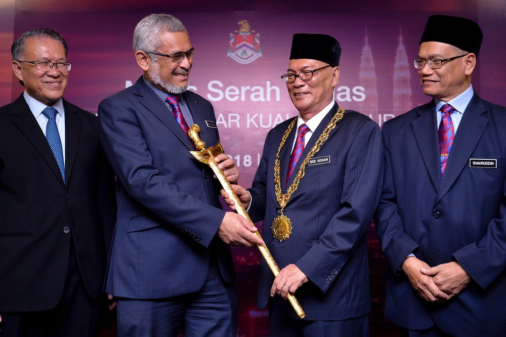 Khalid Abdul Samad (dua, kiri) menyerahkan simbolik pelantikan Datuk Bandar Kuala Lumpur kepada Datuk Nor Hisham Ahmad Dahlan (dua, kanan), 2 Oktober 2018. u00e2u20acu2022 Foto Bernama