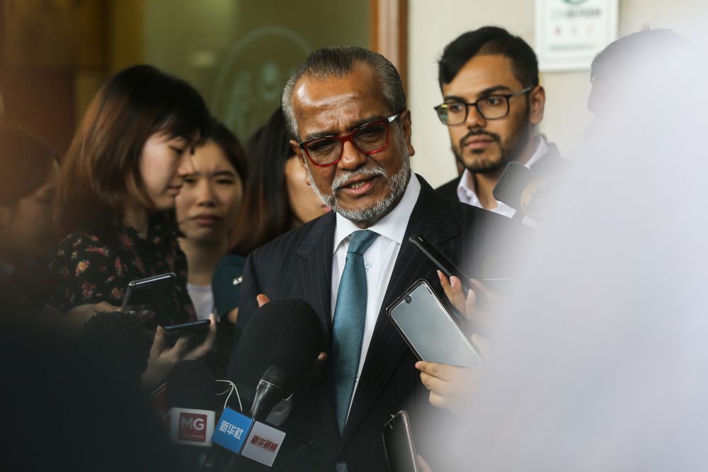 Tan Sri Shafee Abdullah speaks to reporters outside the Kuala Lumpur High Court October 25, 2018. u00e2u20acu201d Picture by Azinuddin Ghazali