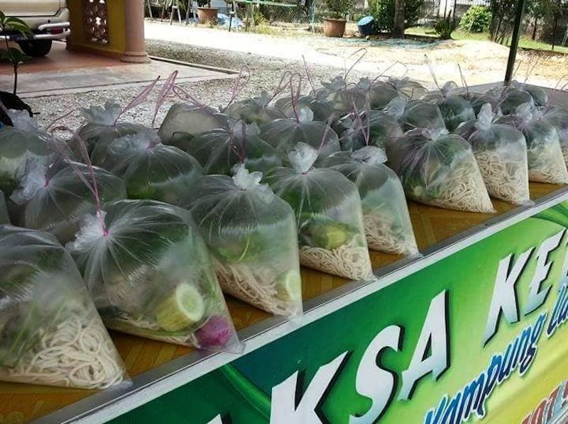 Bungkusan laksa diletakkan di gerai di depan rumah Daud Ismail di Kupang, Baling seperti foto tersebar di Facebook. 
