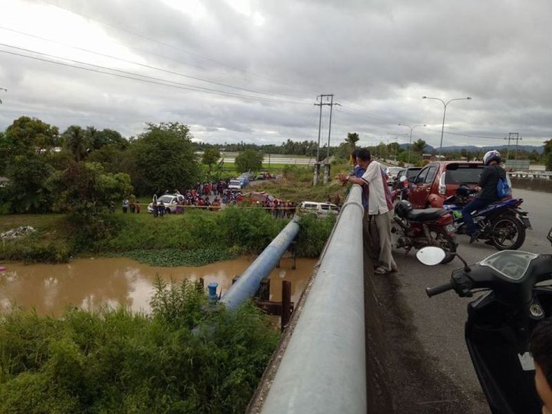 Pihak berkuasa dan orang ramai mencari mangsa keempat setelah tiga beranak ditemui lemas di Arau, 18 Oktober 2018. u00e2u20acu2022 Foto ihsan Facebook/Nurul Faraain Abdul Rahman 