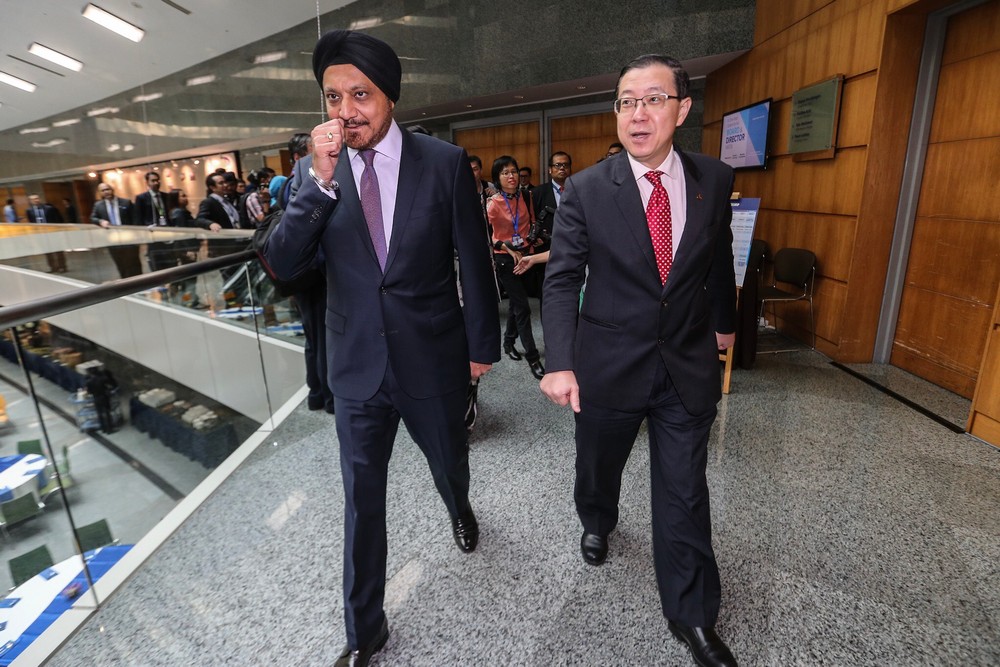 Finance Minister Lim Guan Eng (Left) with Securities Commission chairman Tan Sri Ranjit Singh at the launch of the Institute of Corporate Directors Malaysia in Kuala Lumpur October 1, 2018. u00e2u20acu201d Picture by Hari Anggara