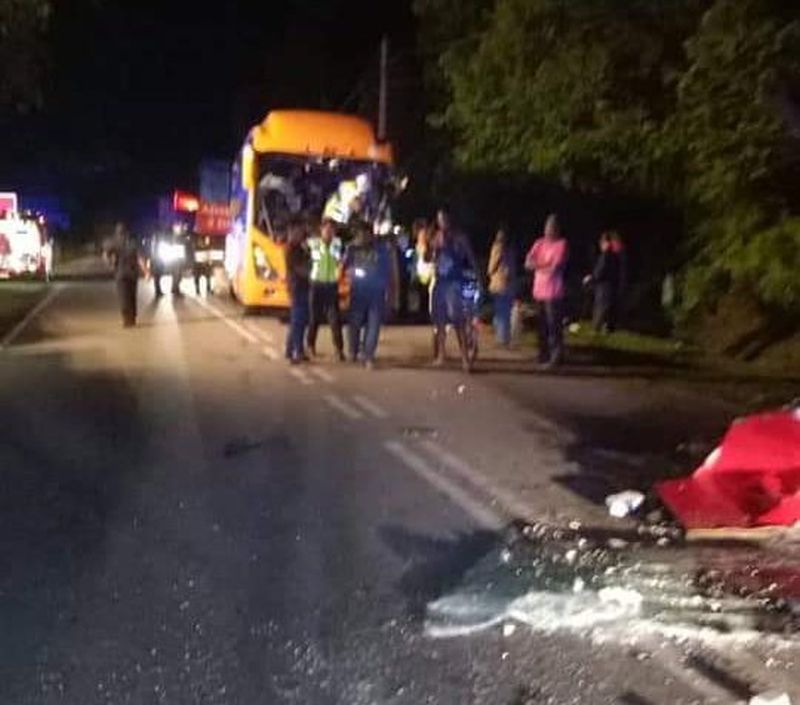 Nine people were hurt in a bus-lorry crash in Lipis last night. u00e2u20acu2022 Picture via Twitter/bernamadotcom