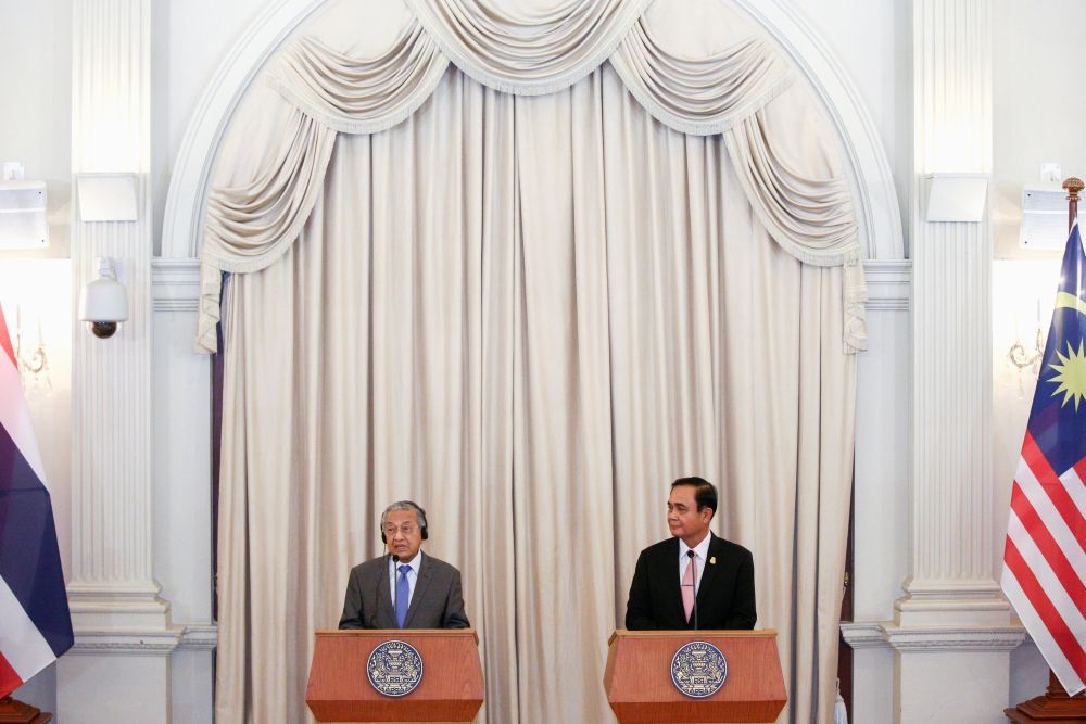 Tun Dr Mahathir Mohamad and Thailand's Prime Minister Prayut Chan-o-cha attend a news conference in Bangkok October 24, 2018. u00e2u20acu201d Reuters pic