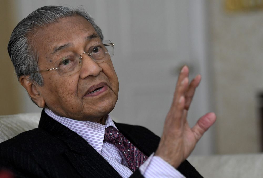 Tun Dr Mahathir Mohamad speaks to journalists at the conclusion of his visit to the United Kingdom October 2, 2018. u00e2u20acu2022 Bernama pic