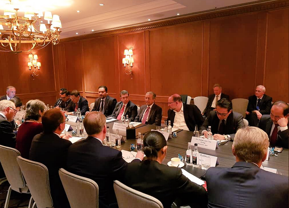 Mahathir (centre) speaks during a briefing with fund managers to highlight Malaysia's investment prospects in London. u00e2u20acu201d Picture via Twitter