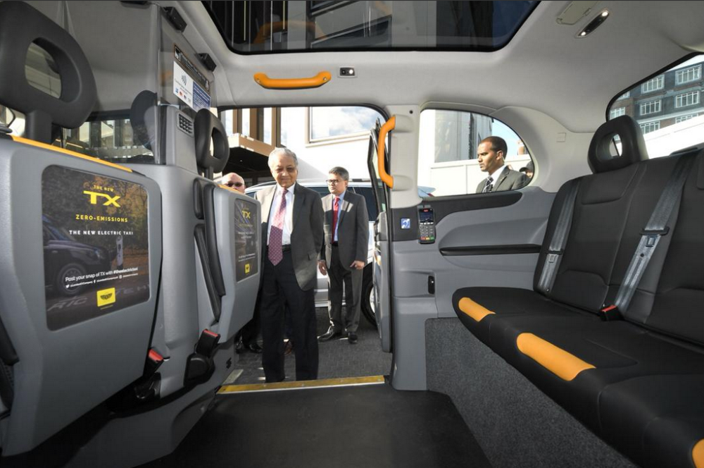 Mahathir inspects an electric cab in London. u00e2u20acu201d Picture via Twitter