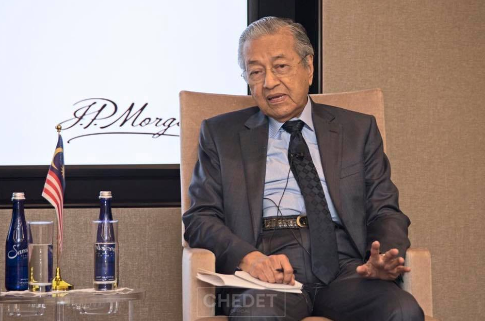 Mahathir speaks during a briefing with fund managers to highlight Malaysiau00e2u20acu2122s investments prospect in London. u00e2u20acu201d Picture via Facebook