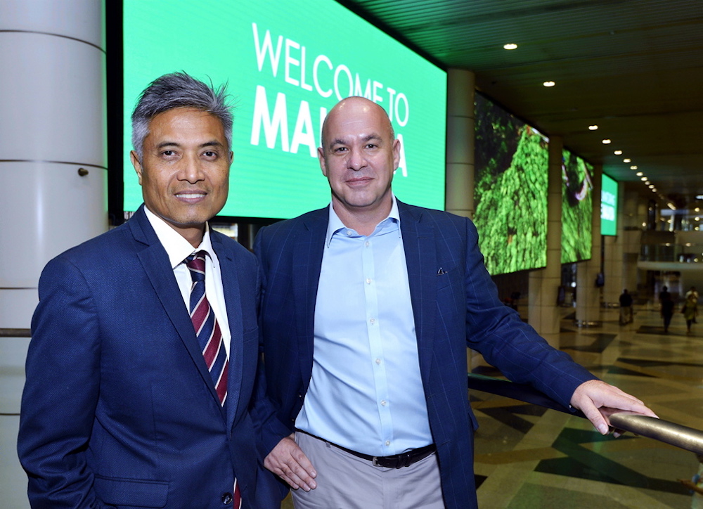 MAHB Commercial Services senior general manager Mohammad Nazli Abdul Aziz and Meru Utama COO Jonathan Goldsmid at the launch of the gigantic digital screens at KLIA. — Picture by Ham Abu Bakar