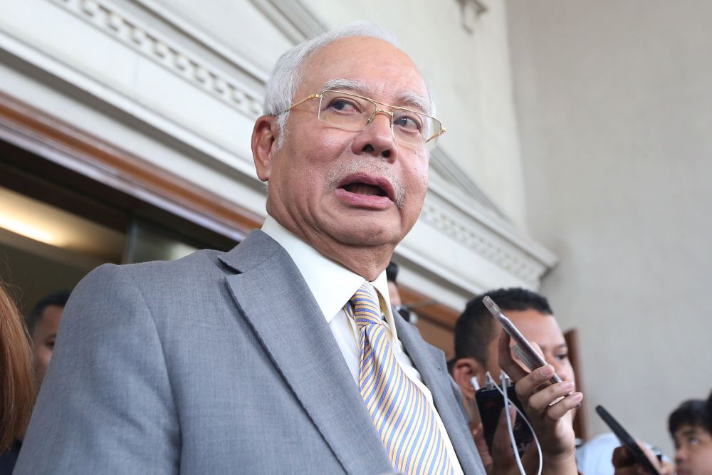 Datuk Seri Najib Razak speaks to reporters outside the Kuala Lumpur High Court October 25, 2018. u00e2u20acu201d Picture by Azinuddin Ghazali