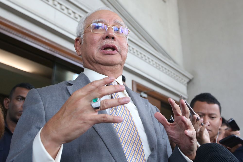 Datuk Seri Najib Razak speaks to reporters outside the Kuala Lumpur High Court October 25, 2018. u00e2u20acu201d Picture by Azinuddin Ghazali