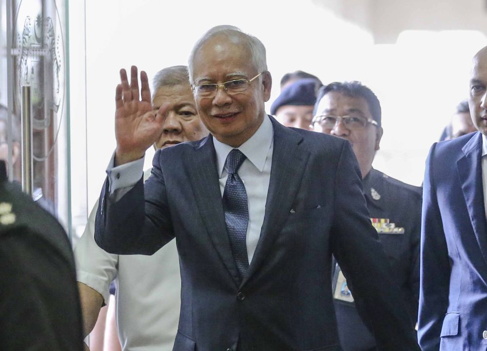 Datuk Seri Najib Razak waves to reporters after arriving at the Kuala Lumpur High Court October 4, 2018. u00e2u20acu2022 Picture by Firdaus Latif