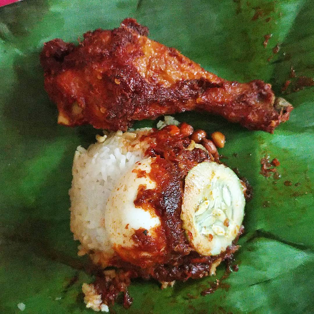 The nasi lemak ayam goreng here presents a harmonious combination of flavours to please the palate. ― Picture via Instagram/nadia.nnr
