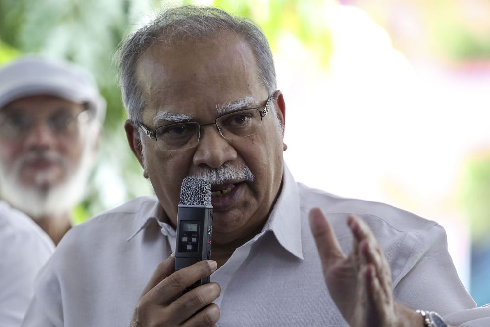 P. Ramasamy speaks to patrons at the KR Mani Curry House in Port Dickson October 11, 2018. u00e2u20acu201d Picture by Yusof Mat Isa