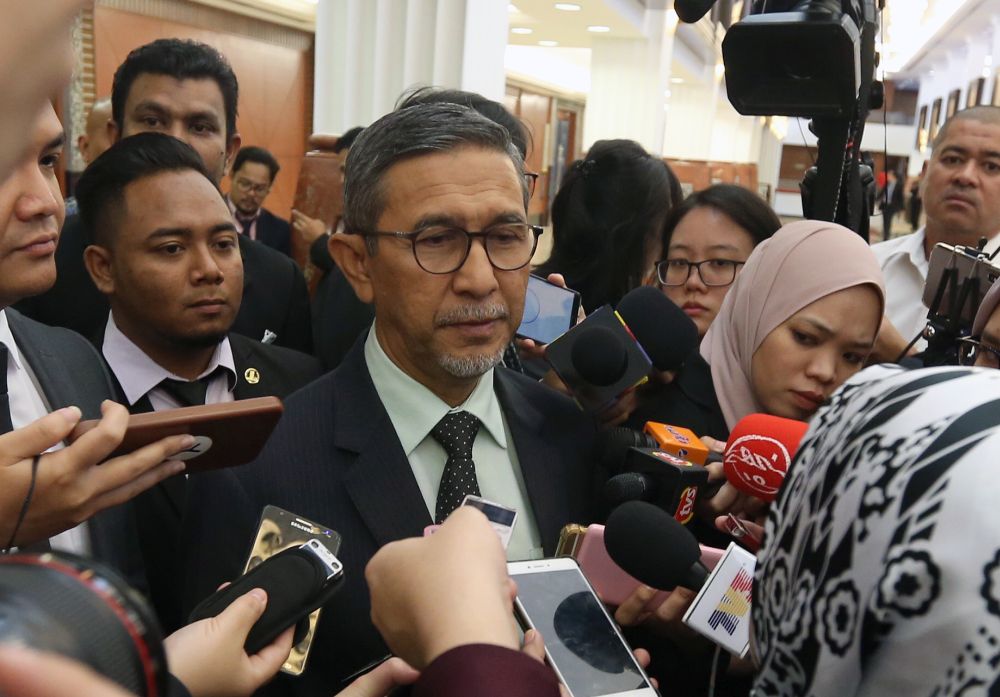 Datuk Mohd Rashid Hasnon speaks to reporters at Parliament in Kuala Lumpur October 25, 2018. u00e2u20acu201d Picture by Razak Ghazali