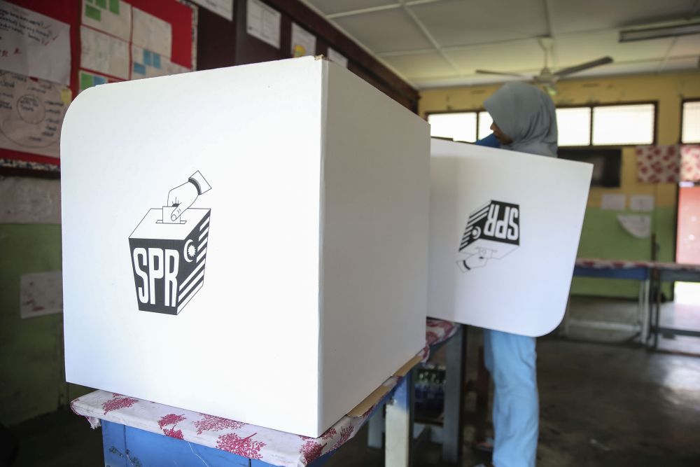 An Election Commission officer makes final preparations at a polling centre in SRJK (T) in Port Dickson October 12, 2018. u00e2u20acu201d Picture by Yusof Mat Isa